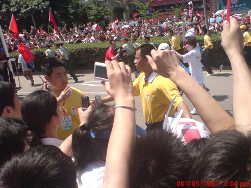 鸿运国际集团员工喜迎奥运圣火