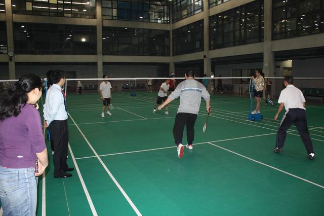 鸿运国际集团举行第一届羽毛球角逐